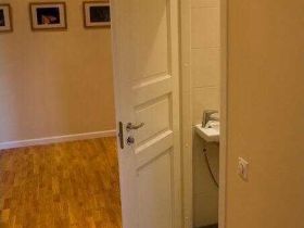 Технология установки двери в ванной комнате