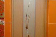 Дерево, металлопластик или МДФ – какую дверь поставить в ванную комнату: плюсы и минусы