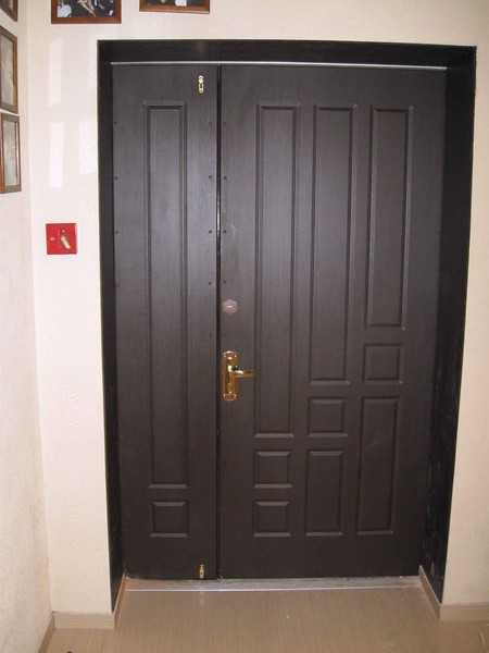 Металлическая входная дверь с накладками и МДФ, где видны саморезы