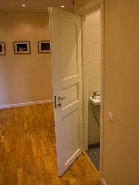 Установка дверей в ванную и туалет в панельном доме с тонкой перегородкой